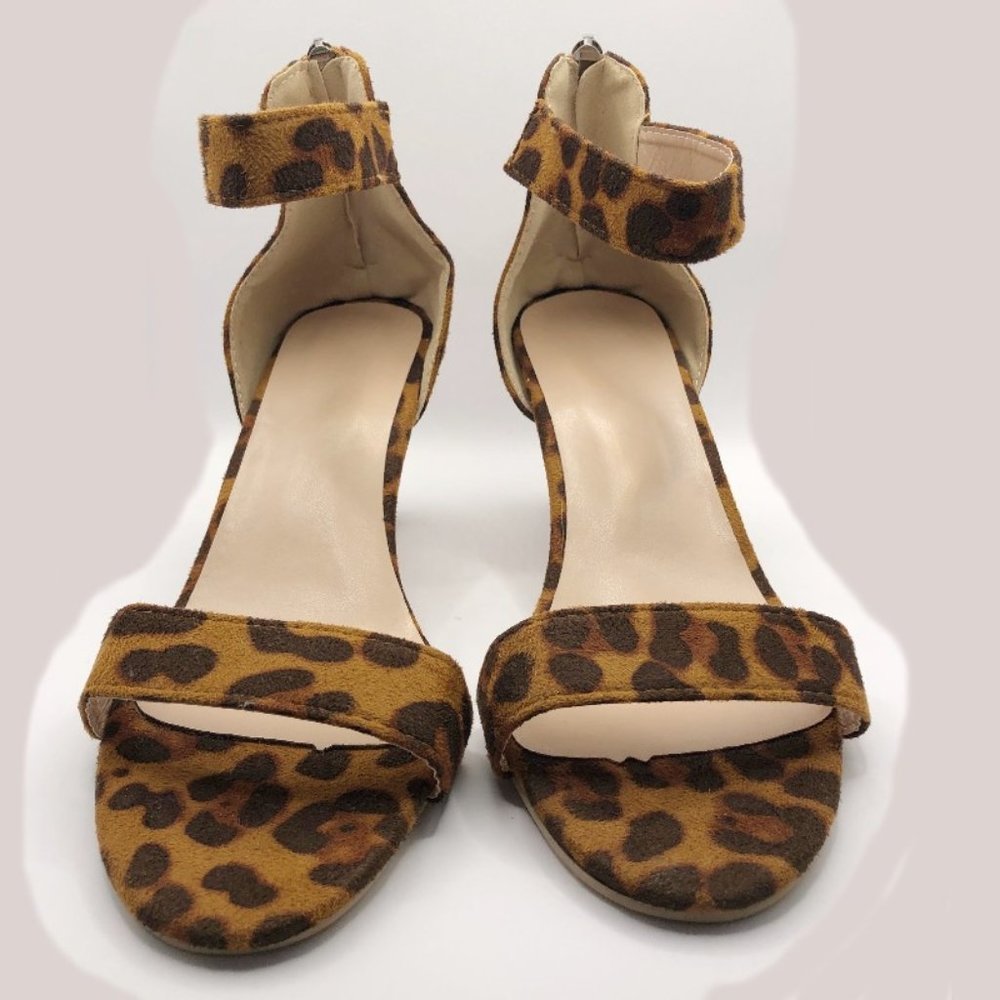 Women's leopard print ankle strap heels Size 7.5 zips in back
